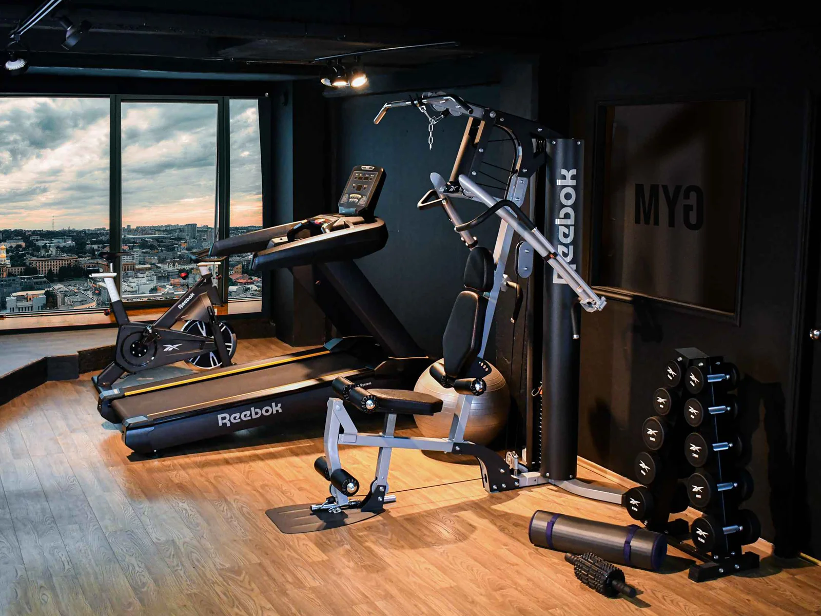Espaço fitness de hotel com equipamentos Reebok