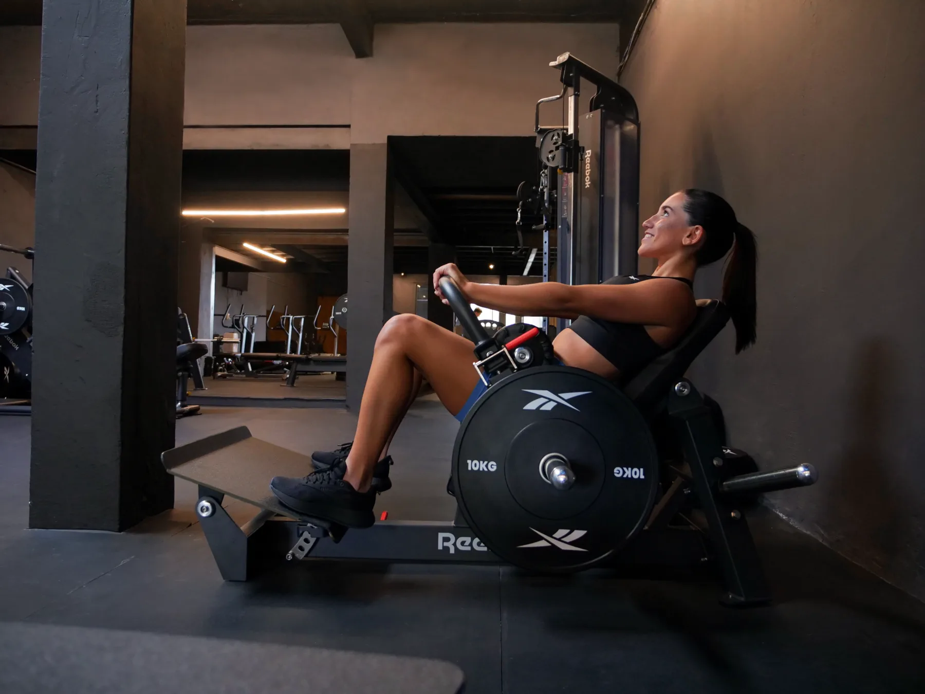 Atleta treinando em equipamento Reebok Strength