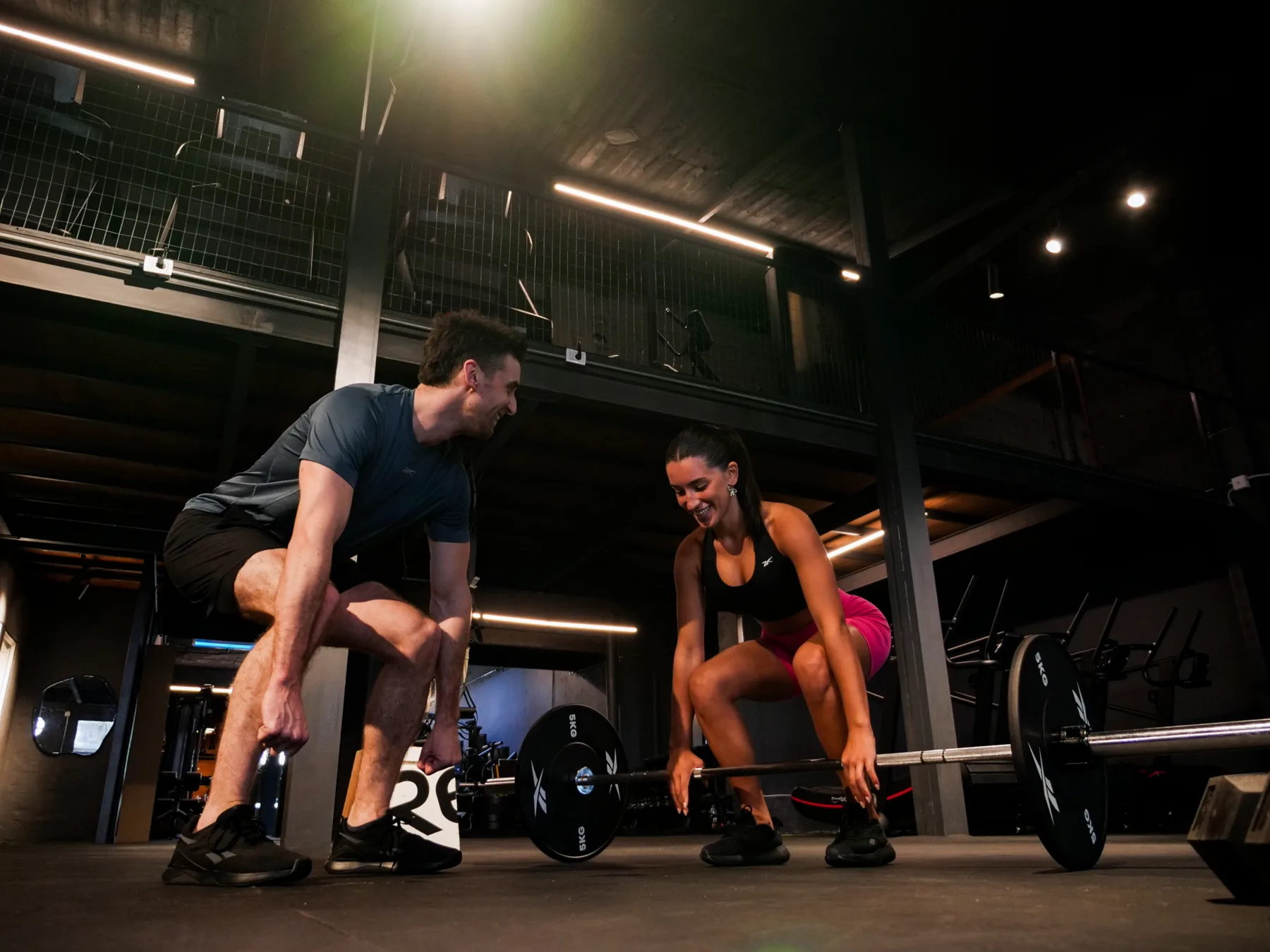 Treino em dupla com equipamentos Reebok Strength